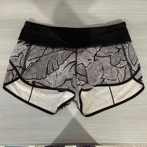 Lululemon Speed Up Low-Rise Lined Shorts (size 4)